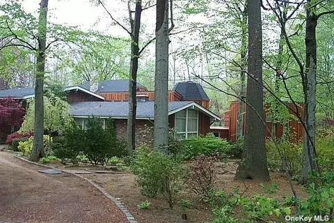 933 Middle Neck Rd, Great Neck, NY 11024