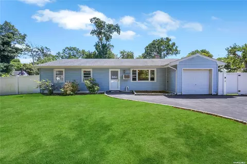 10 Cortina Way, Bay Shore, NY 11706