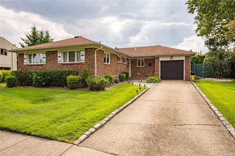 9 Toni Pl, Plainview, NY 11803