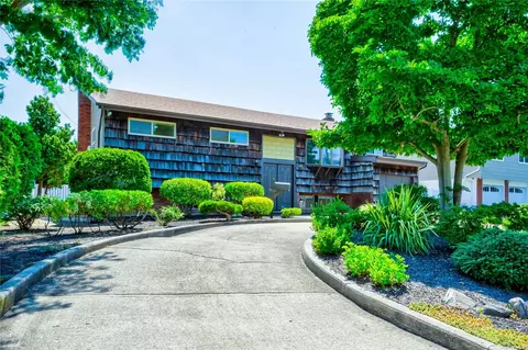 40 Adam Rd W, Massapequa, NY 11758