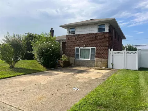 4099 Meadow Ln, Seaford, NY 11783