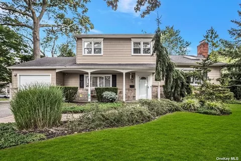 28 Melissa Ln, Old Bethpage, NY 11804