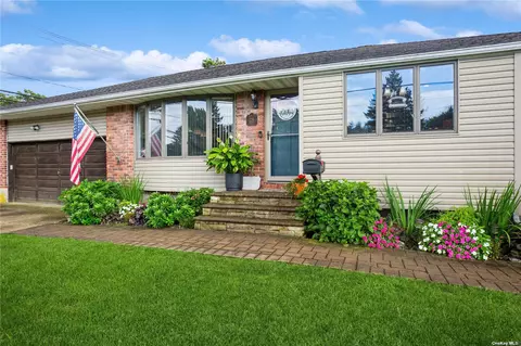 224 E Farmingdale St, Islip Terrace, NY 11752