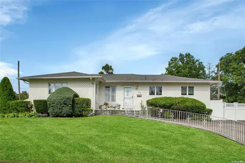 69 Diamond Dr, Plainview, NY 11803
