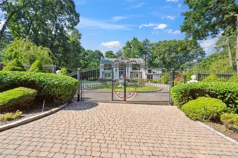 42 Glenwood Rd, Roslyn Harbor, NY 11576