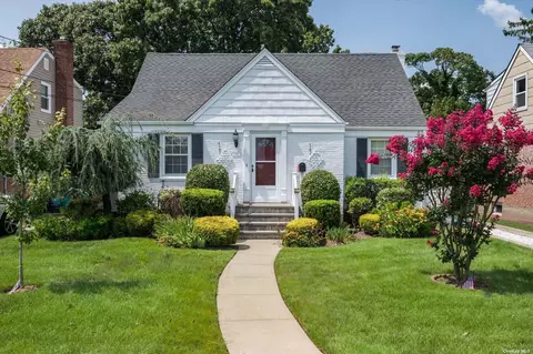 5 Lorraine Ct, Malverne, NY 11565