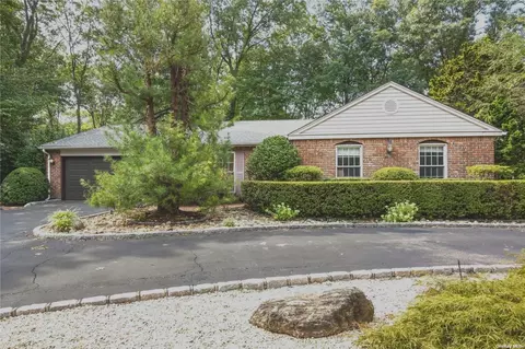 36 Hawthorne St, Mount Sinai, NY 11766