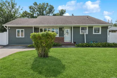 26 Princeton St, Bay Shore, NY 11706