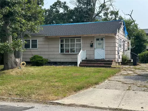 97 Lakewood Ave, Ronkonkoma, NY 11779