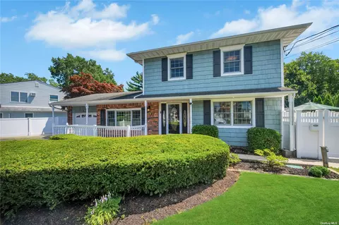 64 Wilshire Ln, Oakdale, NY 11769