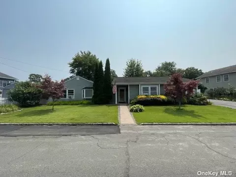 133 Texas St, Lindenhurst, NY 11757