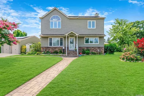 14 Roberts St, Farmingdale, NY 11735