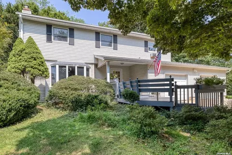21 Colgate Rd, Greenlawn, NY 11740