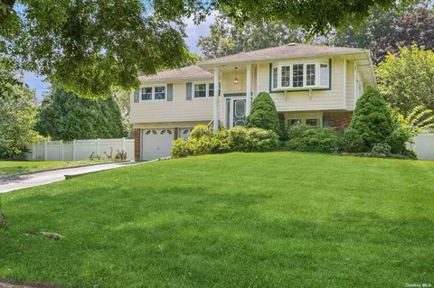 12 Daron Ln, Commack, NY 11725