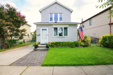 14 S 17th St, New Hyde Park, NY 11040