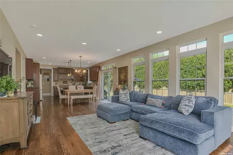 14 Birch Rd, Kings Park, NY 11754
