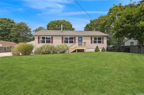 11 Juniper Rd, Mastic Beach, NY 11951