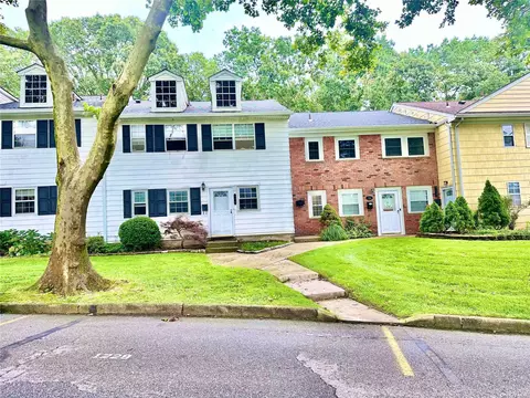 716 Towne House #716, Hauppauge, NY 11749