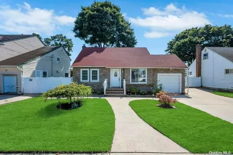 40 34th St, Copiague, NY 11726
