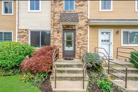 94 Town House Dr #94, Massapequa Park, NY 11762