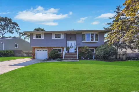 520 Hyman Ave, West Islip, NY 11795