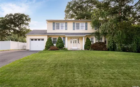 28 Roberta Ave, Farmingville, NY 11738