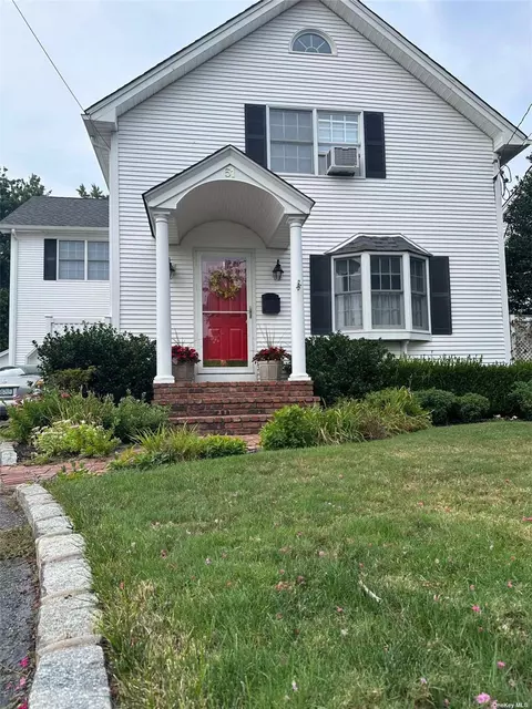 51 Marvin St, Patchogue, NY 11772