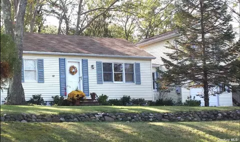 112 Lakeside Trl, Ridge, NY 11961