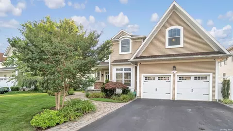 1435 Horseshoe Dr, North Bellmore, NY 11710