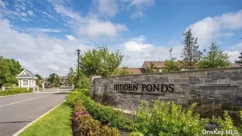 238 Pond View Ln #238, Smithtown, NY 11787