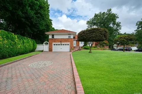 522 Cambridge Ave, Westbury, NY 11590