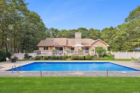2 Douglas Ct, Hampton Bays, NY 11946