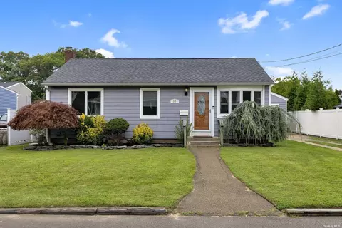 1334 7th St, West Babylon, NY 11704