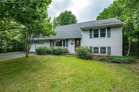 26 Mayflower Ave, Smithtown, NY 11787