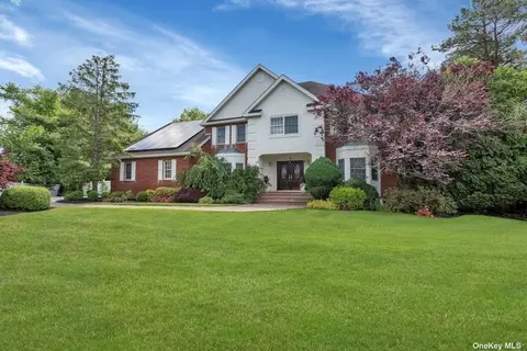 10 Sherwood Cres, Dix Hills, NY 11746