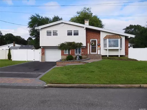 262 W 23rd St, Deer Park, NY 11729