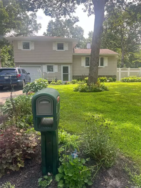1 Duffield Rd, Coram, NY 11727