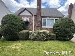 918 N 6th St, New Hyde Park, NY 11040