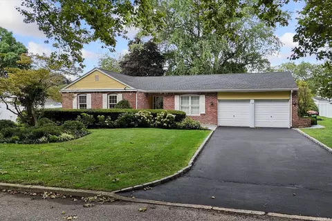 10 Cardiff Run, Mount Sinai, NY 11766