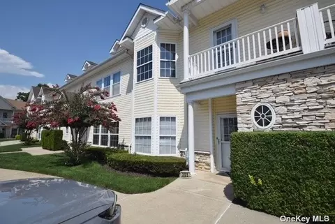 305 Narragansett Villas Dr #305, Lindenhurst, NY 11757