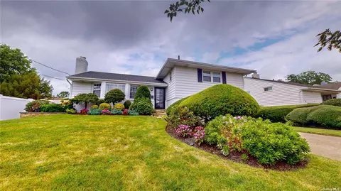 3 Meadow Ln, Freeport, NY 11520