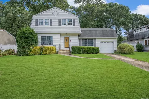 40 Brandy Ln, Lake Grove, NY 11755