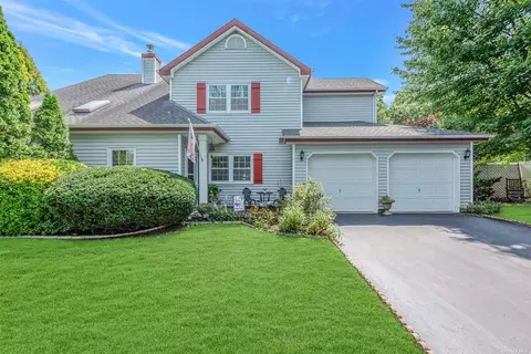 10 Lyons Ln, Coram, NY 11727
