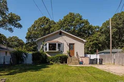 17 W End Ave, Shirley, NY 11967