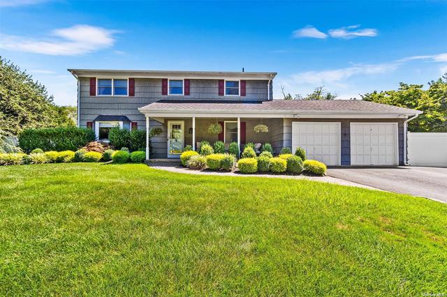 4 Buccaneer Ln, East Setauket, NY 11733