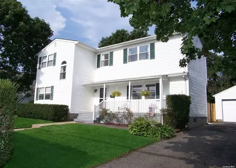27 Foster Rd, Ronkonkoma, NY 11779