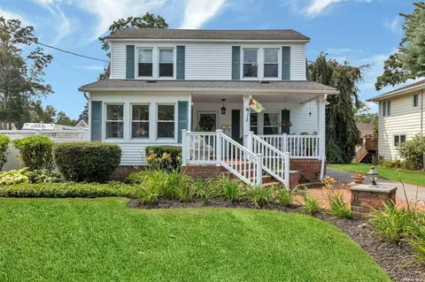 52 Lanier Ln, Bay Shore, NY 11706