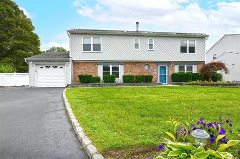 60 San Rafael Ave, Holbrook, NY 11741