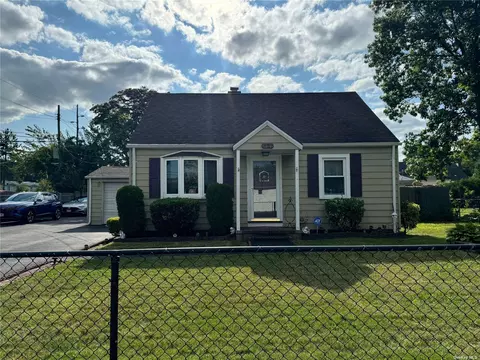 1326 Pine Dr, Bay Shore, NY 11706