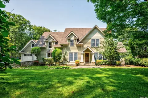 10 Central Dr, Glen Head, NY 11545